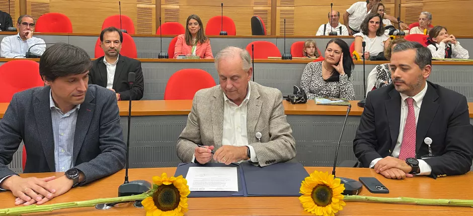 Clínica UANDES firma convenio con EUNSA para difusión del conocimiento académico