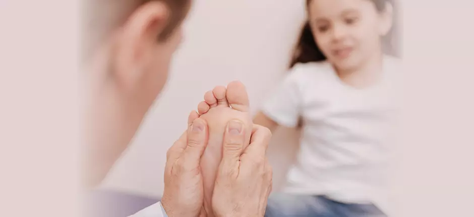 Pie plano: conoce la cirugía mínimamente invasiva que trata esta patología